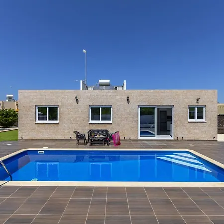 Picture Renting Your 5 Star Located In With Beautiful Private Pool, 1483 * Πρωταράς