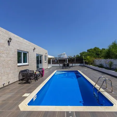 Picture Renting Your 5 Star Located In With Beautiful Private Pool, 1483 Βίλα *
