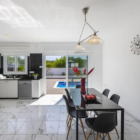 Picture Renting Your 5 Star Located In With Beautiful Private Pool, 1483 Βίλα Πρωταράς